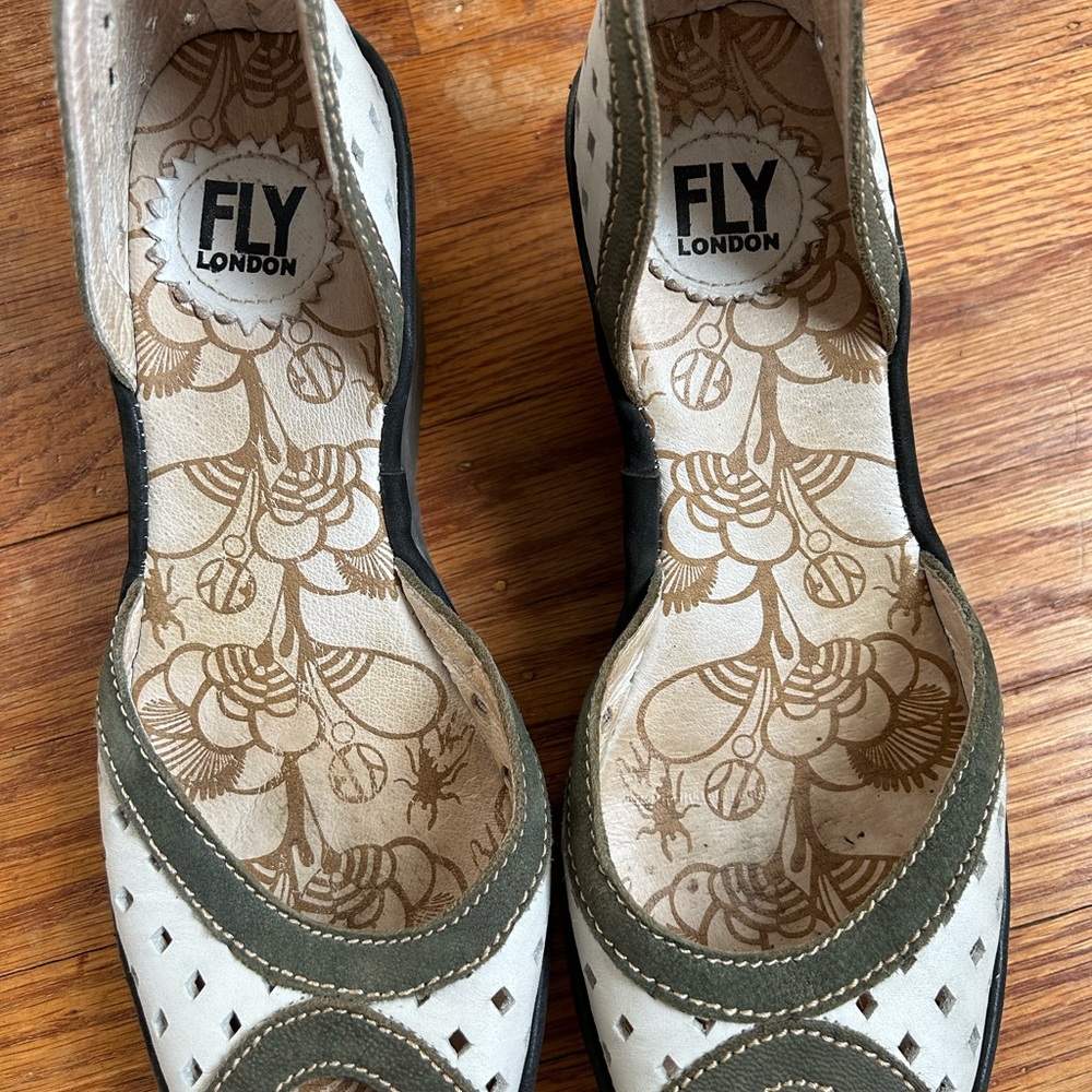 FLY LONDON YDEL PERFORATED LEATHER WEDGE SANDAL WHITE/RETRO SIZE 39/8 - Picture 2 of 5
